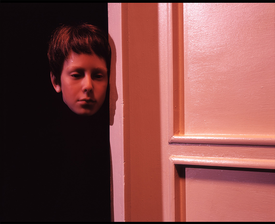 VATERBILDER | FATHERPICTURES - STAGED FAMILY PICTURES WITH SILICONE PUPPETS - Der Vertrag / The contract- 2004 ©  Burkhard Philipp von Harder